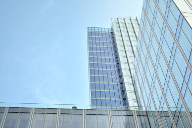 Çelik ve cam mavi gökyüzü ile modern ofis binası duvar yapılmış