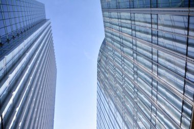 Çelik ve cam mavi gökyüzü ile modern ofis binası duvar yapılmış