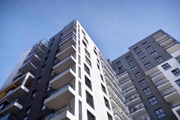 Modern apartman dairesinin dış kısmının ayrıntıları. Yeni lüks ev ve ev kompleksi..
