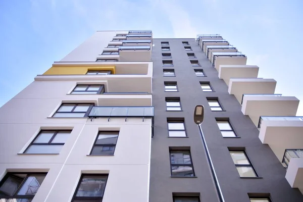 Modern Apartman Dairesinin Dış Kısmının Ayrıntıları Yeni Lüks Kompleksi — Stok fotoğraf