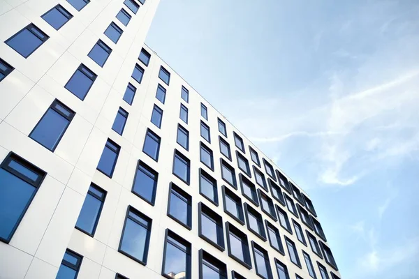 Edificio Europeo Moderno Edificio Blanco Con Muchas Ventanas Contra Cielo — Foto de Stock