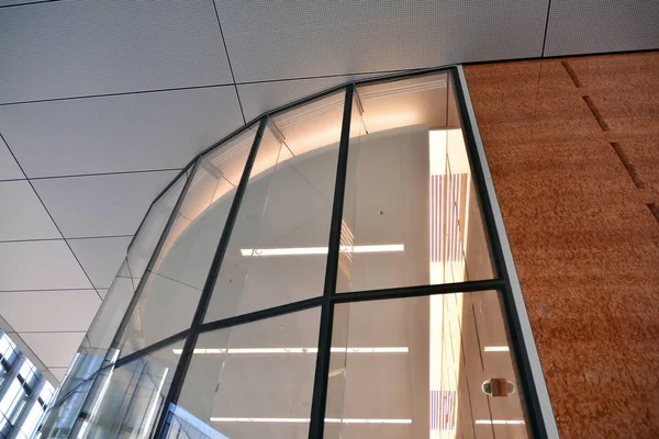 Moderna Kontorsbyggnaden Vägg Gjord Stål Och Glas Med Blå Himmel — Stockfoto