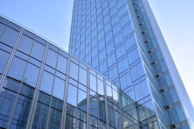 Çelik ve cam mavi gökyüzü ile modern ofis binası duvar yapılmış