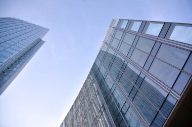 Çelik ve cam mavi gökyüzü ile modern ofis binası duvar yapılmış