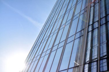 Çelik ve cam mavi gökyüzü ile modern ofis binası duvar yapılmış