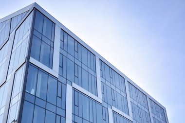 Çelik ve cam mavi gökyüzü ile modern ofis binası duvar yapılmış