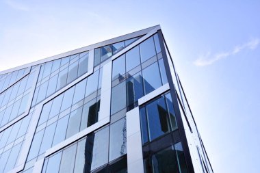 Çelik ve cam mavi gökyüzü ile modern ofis binası duvar yapılmış