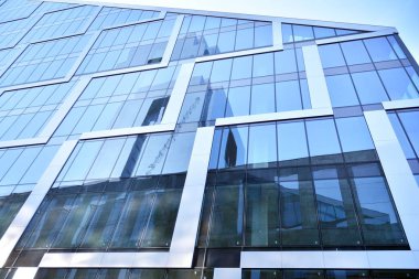 Çelik ve cam mavi gökyüzü ile modern ofis binası duvar yapılmış