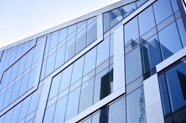 Çelik ve cam mavi gökyüzü ile modern ofis binası duvar yapılmış