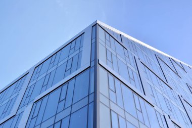 Çelik ve cam mavi gökyüzü ile modern ofis binası duvar yapılmış