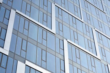 Çelik ve cam mavi gökyüzü ile modern ofis binası duvar yapılmış