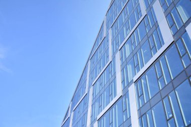 Çelik ve cam mavi gökyüzü ile modern ofis binası duvar yapılmış