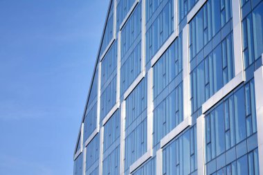 Çelik ve cam mavi gökyüzü ile modern ofis binası duvar yapılmış