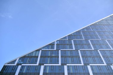 Çelik ve cam mavi gökyüzü ile modern ofis binası duvar yapılmış