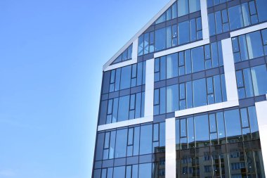 Çelik ve cam mavi gökyüzü ile modern ofis binası duvar yapılmış
