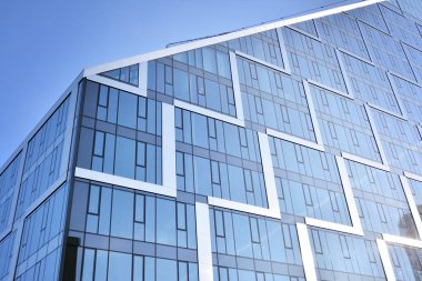 Çelik ve cam mavi gökyüzü ile modern ofis binası duvar yapılmış