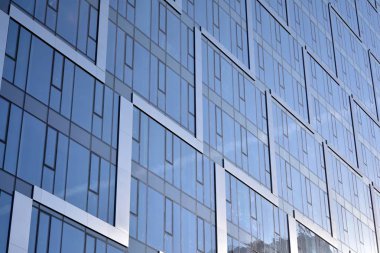 Çelik ve cam mavi gökyüzü ile modern ofis binası duvar yapılmış