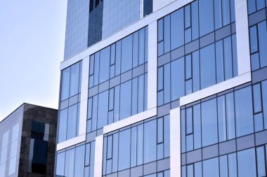 Çelik ve cam mavi gökyüzü ile modern ofis binası duvar yapılmış