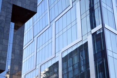 Çelik ve cam mavi gökyüzü ile modern ofis binası duvar yapılmış