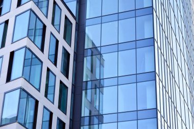 Çelik ve cam mavi gökyüzü ile modern ofis binası duvar yapılmış