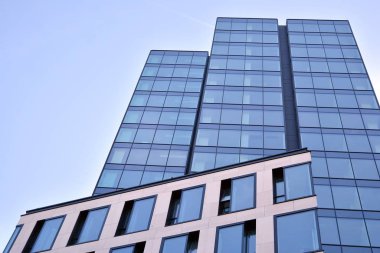 Çelik ve cam mavi gökyüzü ile modern ofis binası duvar yapılmış