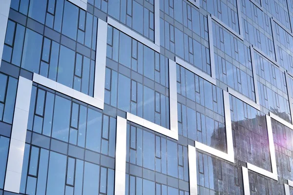 现代办公建筑墙体由钢和玻璃与蓝蓝的天空 — 图库照片