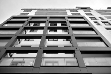 Modern apartman dairesinin dış kısmının ayrıntıları. Yeni lüks ev ve ev kompleksinin bir parçası. Siyah ve beyaz.