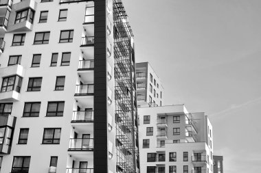 Modern apartman dairesinin dış kısmının ayrıntıları. Yeni lüks ev ve ev kompleksinin bir parçası. Siyah ve beyaz.