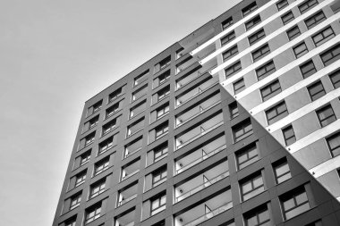 Modern apartman dairesinin dış kısmının ayrıntıları. Yeni lüks ev ve ev kompleksinin bir parçası. Siyah ve beyaz.