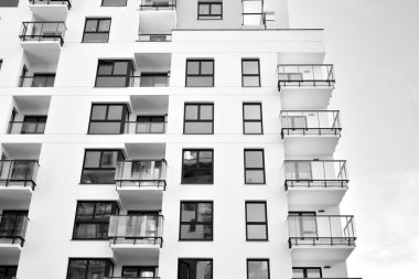 Modern apartman dairesinin dış kısmının ayrıntıları. Yeni lüks ev ve ev kompleksinin bir parçası. Siyah ve beyaz.