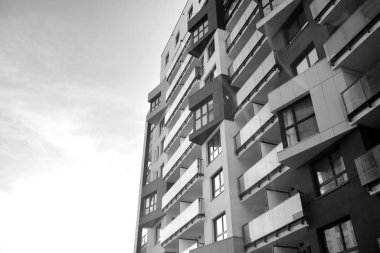 Modern apartman dairesinin dış kısmının ayrıntıları. Yeni lüks ev ve ev kompleksinin bir parçası. Siyah ve beyaz.