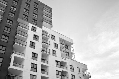 Modern apartman dairesinin dış kısmının ayrıntıları. Yeni lüks ev ve ev kompleksinin bir parçası. Siyah ve beyaz.