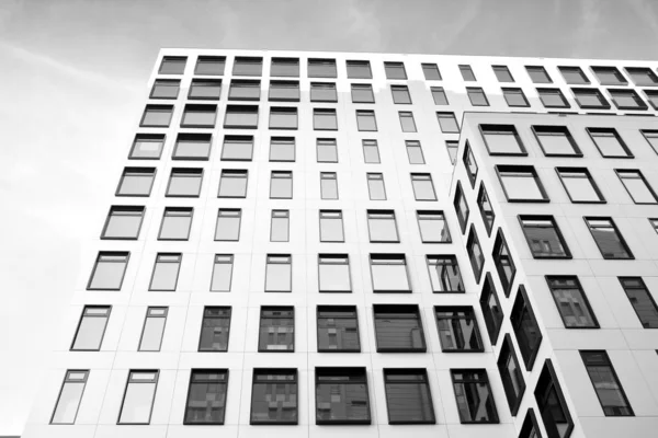 Bangunan Eropa Modern Gedung Putih Dengan Banyak Jendela Menghadap Langit — Stok Foto
