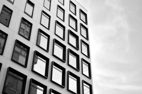 现代欧洲建筑 蓝色天空下有许多窗户的白色建筑 抽象建筑 现代城市几何的碎片 黑人和白人 — 图库照片