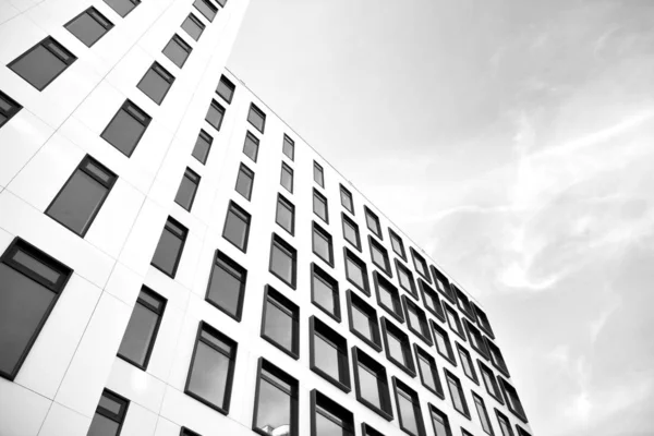 Edifício Europeu Moderno Edifício Branco Com Muitas Janelas Contra Céu — Fotografia de Stock