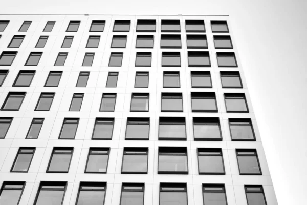 Nowoczesny Budynek Europejski Biały Budynek Wieloma Oknami Błękitne Niebo Architektura — Zdjęcie stockowe