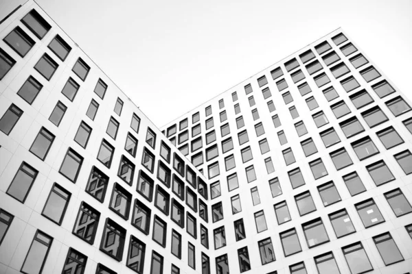現代ヨーロッパの建物 青い空に対して多くの窓のある白い建物 抽象建築学 近代都市幾何学の断片 黒と白 — ストック写真