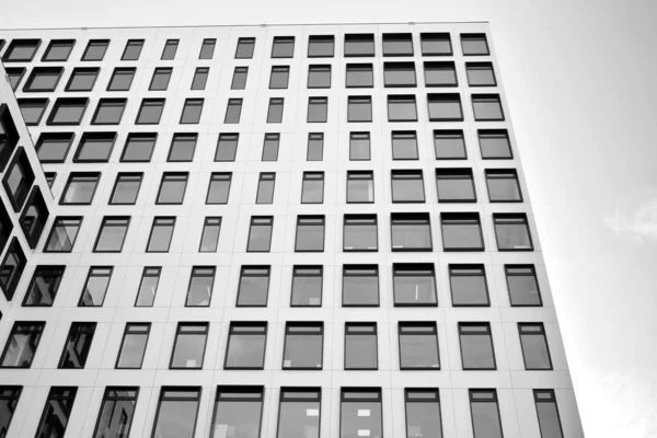 Bâtiment Européen Moderne Bâtiment Blanc Avec Nombreuses Fenêtres Contre Ciel — Photo