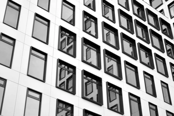 Edifício Europeu Moderno Edifício Branco Com Muitas Janelas Contra Céu — Fotografia de Stock