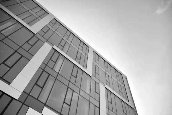 青い空と鋼とガラスで作られた近代的なオフィスビルの壁 黒と白 — ストック写真