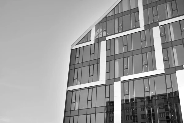 Moderno Edificio Oficinas Pared Acero Vidrio Con Cielo Azul Blanco —  Fotos de Stock