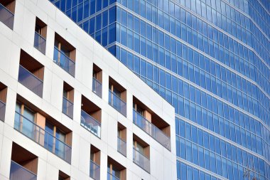 Düz binaları olan modern bir apartman dairesi. Yeni lüks ev ve evin ayrıntıları 