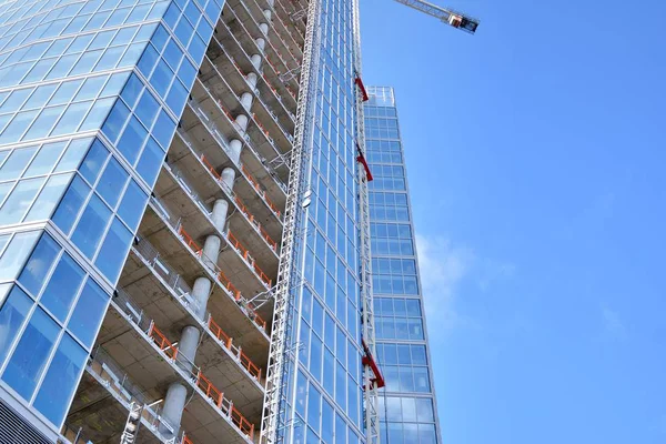 Nuevo Rascacielos Oficinas Moderno Que Está Construyendo Una Ciudad Edificio — Foto de Stock