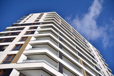 Düz binaları olan modern bir apartman dairesi. Yeni lüks ev ve evin ayrıntıları 