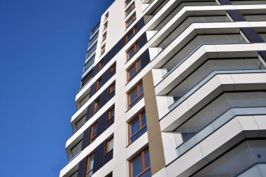 Düz binaları olan modern bir apartman dairesi. Yeni lüks ev ve evin ayrıntıları 