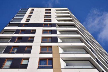 Düz binaları olan modern bir apartman dairesi. Yeni lüks ev ve evin ayrıntıları 