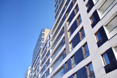 Düz binaları olan modern bir apartman dairesi. Yeni lüks ev ve evin ayrıntıları 