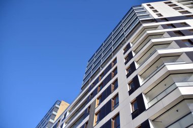 Düz binaları olan modern bir apartman dairesi. Yeni lüks ev ve evin ayrıntıları 