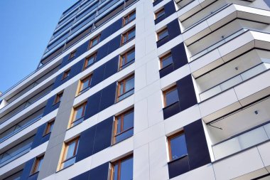 Düz binaları olan modern bir apartman dairesi. Yeni lüks ev ve evin ayrıntıları 