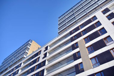 Düz binaları olan modern bir apartman dairesi. Yeni lüks ev ve evin ayrıntıları 